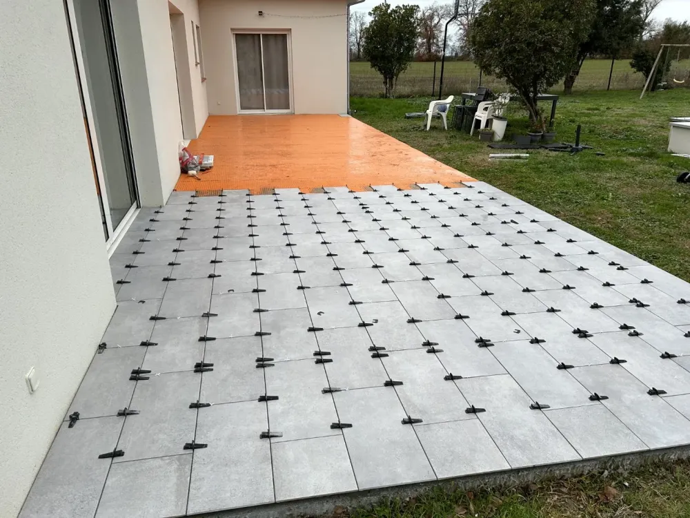 Terrasse en béton près de Garidech